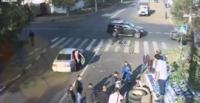 بالفيديو.. نجاة قائد دراجة من حادث بطريقة لا تصدق