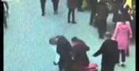 بالفيديو.. لص ماكر يصطنع حادثا ليمكن زميله من سرقة فتاة
