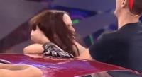 بالفيديو والصور.. متسابق يفقد أعصابه ويضرب منافسته في برنامج على الهواء