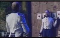 بالفيديو: رامي سكاكين يصيب مساعده بدل البطيخة