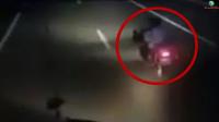 هلع وصراخ بين مسافرين في حافلة أراد جمركي ايقافها وسط طريق سيار