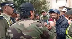 نقاش حاد بين مواطن من منطقة الحي المحمدي مع السلطات المحلية خلال حملة لتحرير الملك العمومي