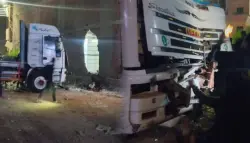 مصرع سيدة وإصابة أولادها.. شاحنة تفقد السيطرة وتقتحم منزلًا في مصر