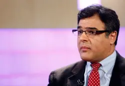 يتجسس عليك من تلفازك وهاتفك وسيارتك.. عميل سابق يكشف ما هو أخطر من الخيال