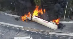 لحظة انفجار شاحنة غاز.. سقوط قتلى وجرحى وتضرر سيارات