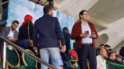 آيت منا رفقة زميله في حزب الأحرار شوكي يساندان الوداد من المدرجات