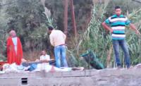 بالفيديو : إعتصام أسرة بأكملها فوق سطح منزلها احتجاجا على " الحكرة " و أحد أفرادها يهدد بالانتحار