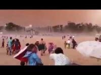 عاصفة قوية تضرب شاطئ المهدية وتثير رعب المصطافين