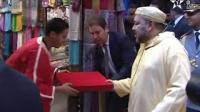 الملك يتلقى هدايا من مواطنين بفاس