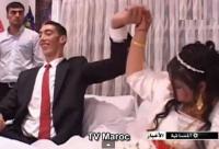 أطول رجل في العالم يدخل القفص الذهبي