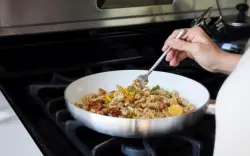 تحذيرات غذائية: هذه الأطعمة قد تُصبح خطرة عند إعادة تسخينها