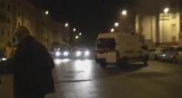 بالفيديو : شاب يهاجم " كوميسارية " عين السبع و رجال الأمن يطلقون الرصاص لإيقافه