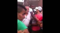 مواطنون يحاصرون توم كروز ويهتفون باسمه في أحد الأحياء الشعبية