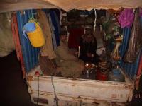 مأساة مواطن اتخذ سيارة "هوندا" سكنا له و لأسرته