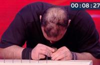 بالفيديو: رجل يُثبّت 38 مسماراً باستخدام رأسه
