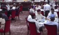 فيديو مثير وطريف.. شوفو شنو وقع بين مستثمر مغربي ونيجيري على قبل ''موزة'' بحضور الملك