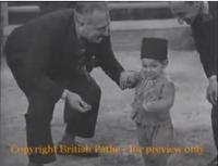 فيديو نادر من 1932 للملك الراحل الحسن الثاني و هو يغني و سنه 3 سنوات‎