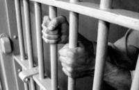 سجين متهم بالسرقة يحاول الانتحار بذبح عنقه و ابتلاع شفرة حلاقة