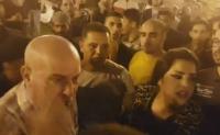 مواطنة تهاجم محتجين وتصفهم بالحمير وتقول عاش الملك