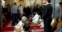 عاجل بالفيديو: قربلة بمسجد حسان ..شخص يهاجم امام المسجد بسكين من الحجم الكبير خلال صلاة الجمعة
