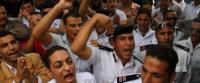 في مصر: أمنيون يعتصمون وزملاؤهم يطلقون عليهم الرصاص والغاز..والأزمة في تفاقم