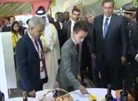 ولي العهد كيغمس الخبز في زيت العود