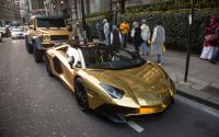 ملياردير سعودي يذهل لندن بأسطول سيارات مذهبة
