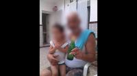 صور صادمة .. شرطي يجبر طفلته الصغيرة على التدخين و شرب الكحول 
