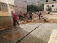 بالفيديو...ساكنة حي ببني ملال تُحرج الجماعة وتشرع في تبليط الأزقة بمساهمات السكان