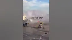 ركاب يفرون من طائرة عبر جناحها بعد اشتعال النيران في محركها