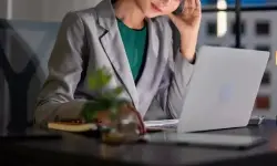 احتجاج غريب على الراتب.. قيلولة طويلة داخل المكتب تنتهي بفوضى غير متوقعة