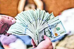 بائعو دولارات القمار.. ظاهرة جديدة تجتاح مقاهي المغرب