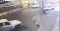 بالفيديو.. لحظة نجاة رجل من الدهس تحت عجلات سيارة مسرعة بالسعودية