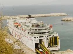 عودة باخرة "أرماس" يفجر غضب أسرة "المقدم" بالحسيمة بعد عام على اختفائه الغامض في عرض البحر (صور)