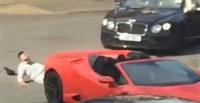 بالفيديو والصور.. مغنى راب يتعرض لموقف محرج بسبب سيارته اللامبورجيني