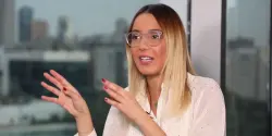 ممثلة كوميدية مغربية تحكي بالدموع تعرضها لاعتداء جنسي ووقائع صادمة