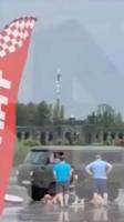 صاعقة تضرب أحد زوار متنزه في  روسيا (فيديو)
