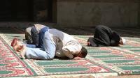 مصلّ يحاول احراق إمام مسجد بعد صلاة الفجر والسبب ؟