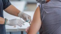 طبيب إيطالي يخلق الجدل بإعطاء لقاحات كورونا لأصدقائه وأسرته والشرطة تعتقله!