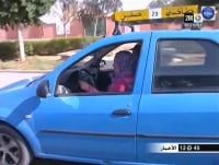 امرأة وراء مقود سيارة طاكسي لتعيل أبناءها