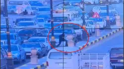 شاب عربي يضحي بنفسه لإنقاذ طفل في مشهد بطولي... فيديو