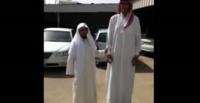 بالفيديو.. أطول رجل بالسعودية يبلغ 220 سم