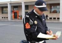 برافو...شرطي يوقع بسائق دراجة نارية بعد إقدامه على تصرف غير محسوب العواقب