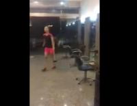 بالفيديو: امرأة غاضبة تهاجم صالون حلاقة بمطرقة وتحطمه