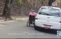 بالفيديو: شاهد كيف يصل هذا الرجل المُقعد إلى منزله