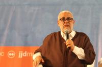 بنكيران يعود لارتداء جلباب الواعظ الديني(فيديو)