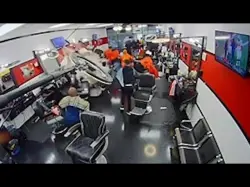 بالفيديو.. لحظة اصطدام سيارة دفع رباعي بصالون حلاقة مكتظ بالزبائن