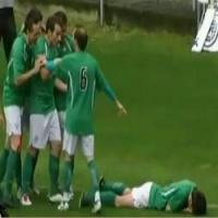 لاعب يحتفل مع زميله فيسقطه بالضربة القاضية 