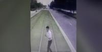 بالفيديو.. ترام يصدم رجلا انشغل بالتحديق في هاتفه