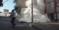 بالفيديو.. لحظة اصطدام شاحنة محملة بالدقيق بمبنى